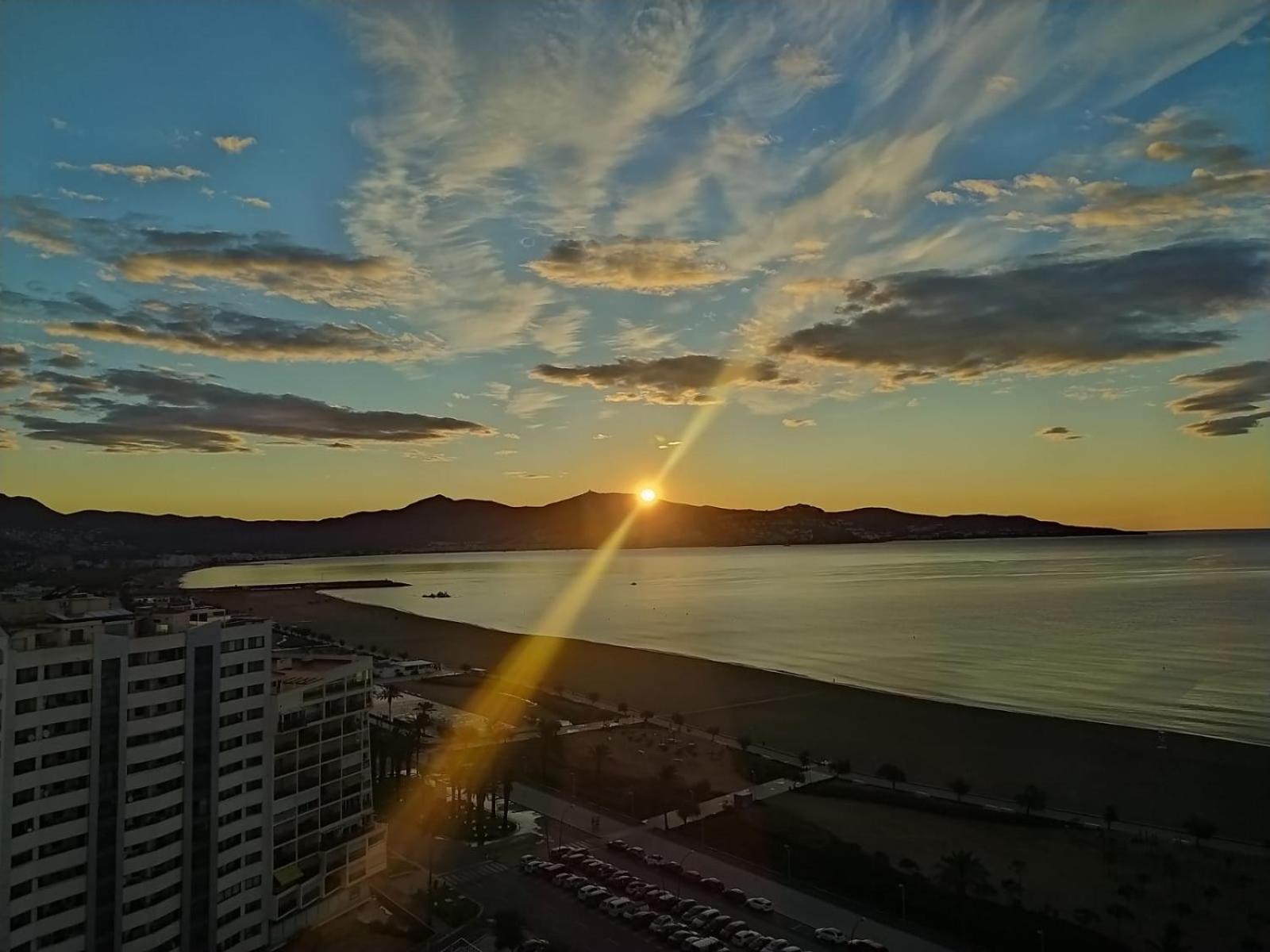 Apartamento Vistas Al Mar Aire Acondicionado Wifi Empuriabrava Luaran gambar
